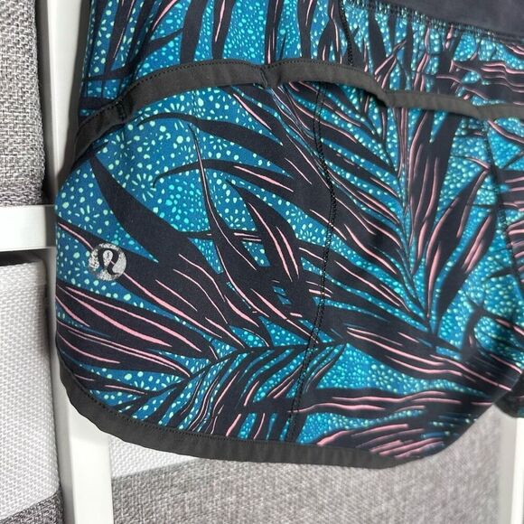 Lululemon Speed Up LowRise Lined Short 2.5”- Size 4- Palm Lace Tofino Teal/Black - Picture 4 of 11